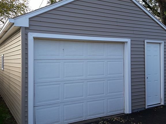 1 1/2 car detached garage