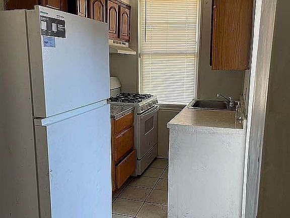 4th image of 2073 Carver St