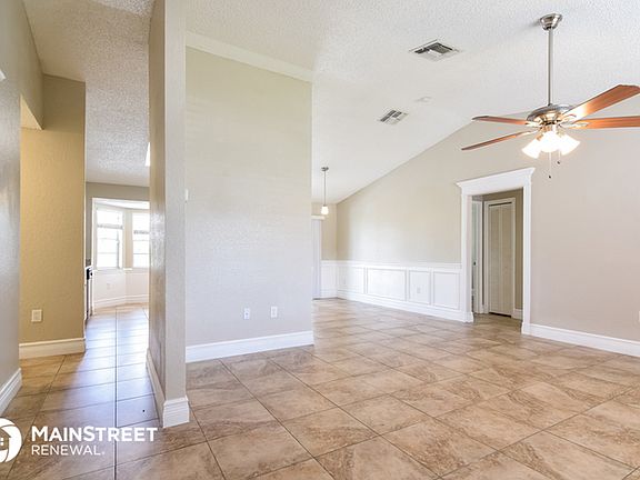 4th image of 10919 Rossiter Ave