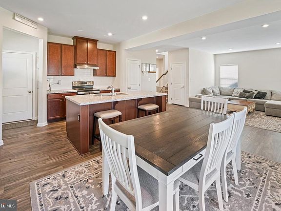 5th image of 221 Weston Dr