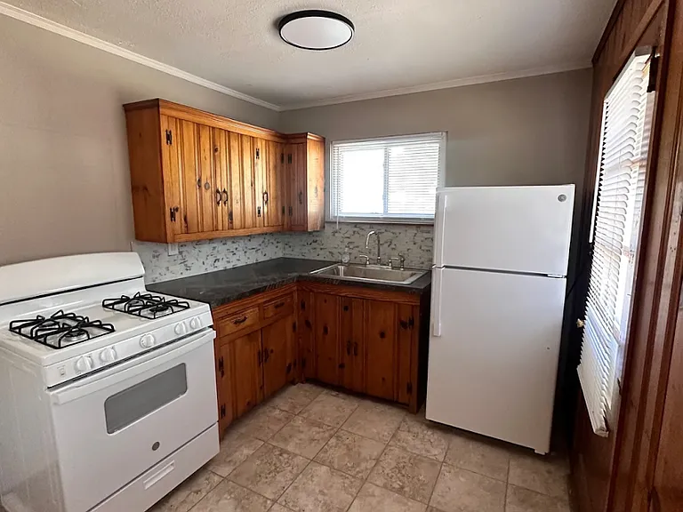 2102 Carlton Dr — Photo 7