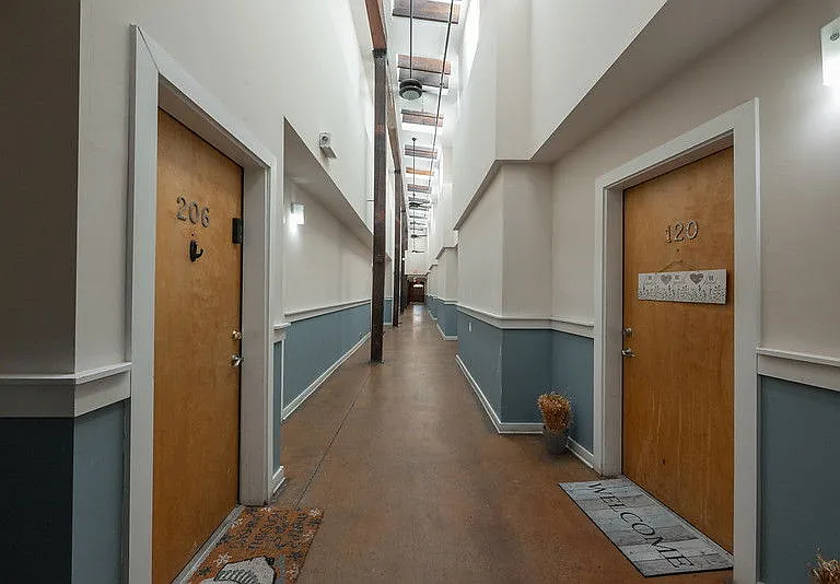 301 Dunlop St N — Photo 2