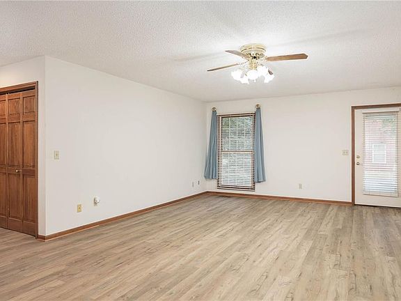 5th image of 3916 Eastgate Dr