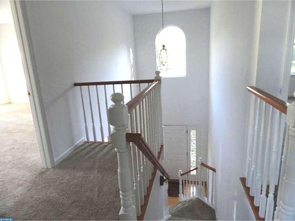 3rd image of 33 Dogwood Ln