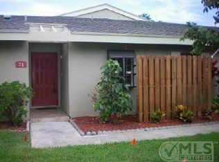 71 Meadows Dr, Boynton Beach, FL 33436