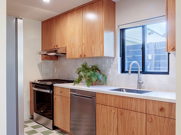 3rd image of 859 N Mansfield Ave #5