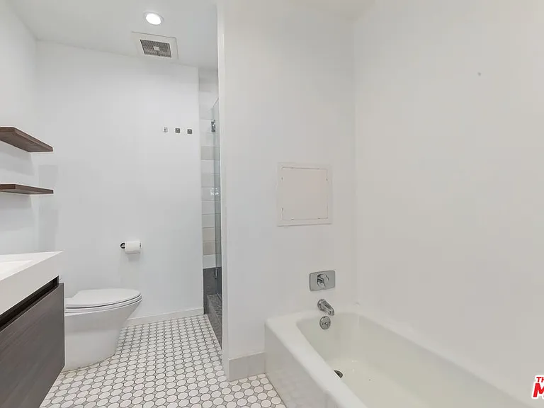 1100 Alta Loma Rd — Photo 19