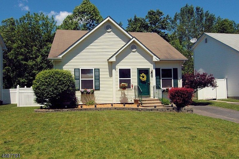 1st image of 20 Holly Dr