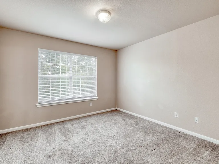 211 Hanstrom Dr — Photo 23