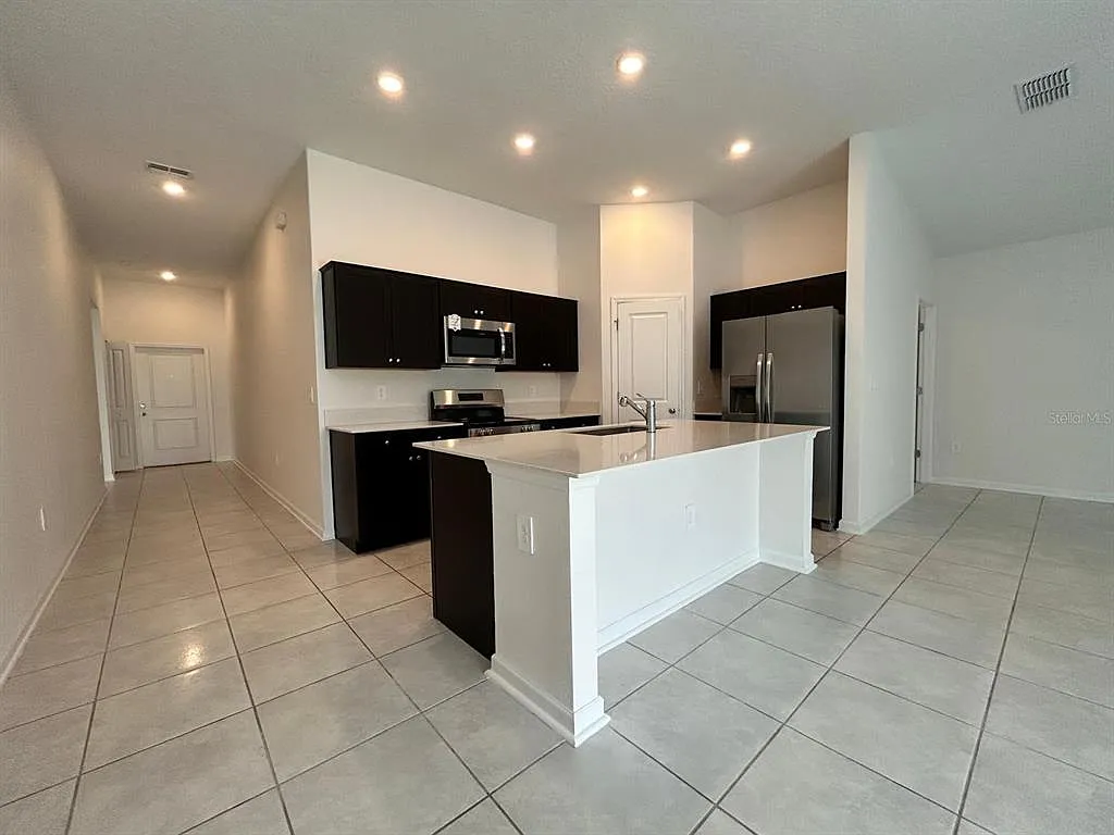3 bed, 2.0 bath, 1605 sqft, $2,200 — Photo 3