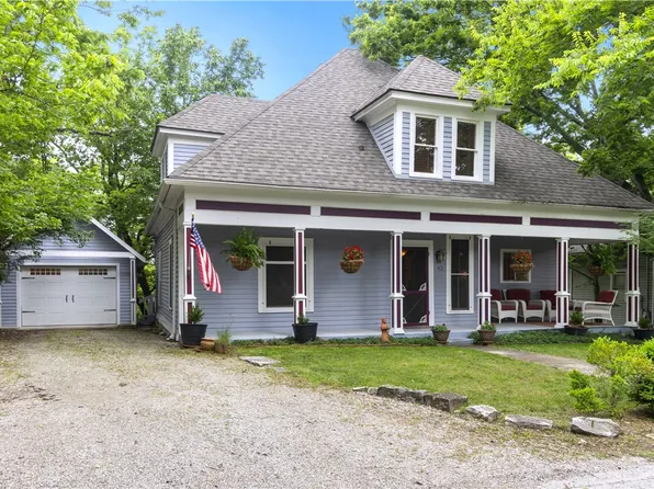 42 Vaughn St, Eureka Springs, AR 72632