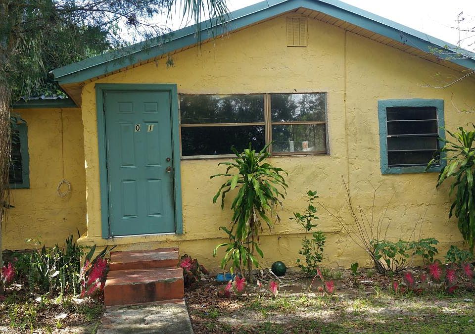 1st image of 301 Poinsettia St
