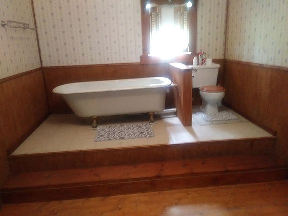 3rd image of 209 E 10th St