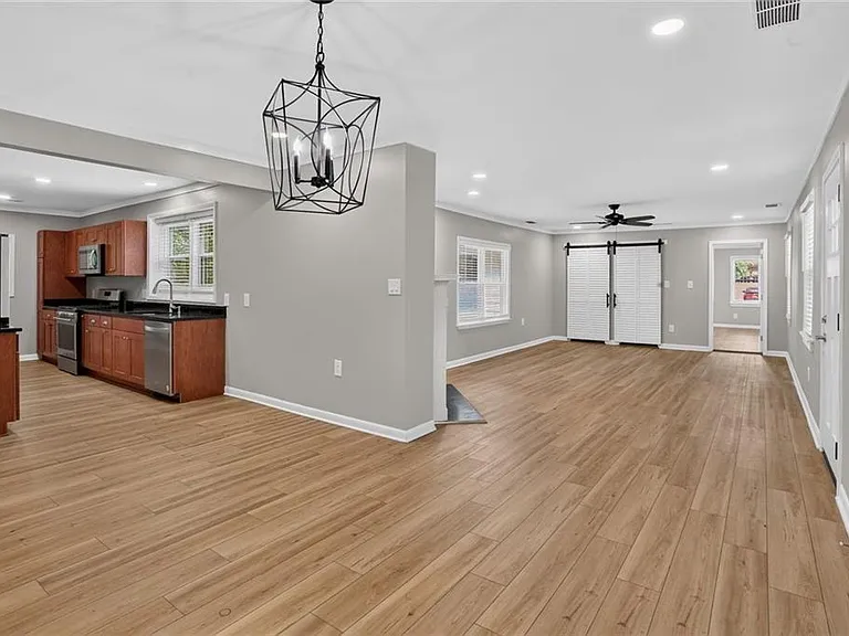 1220 Roxboro Dr NE — Photo 2