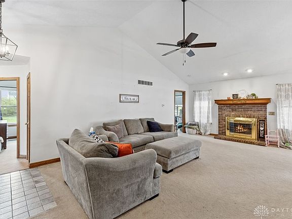 4th image of 35 Green Knoll Dr
