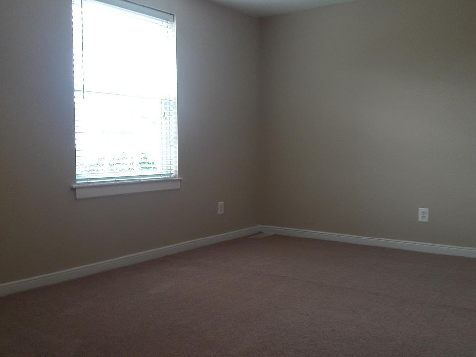 2nd image of 404 N Amsterdam Ct