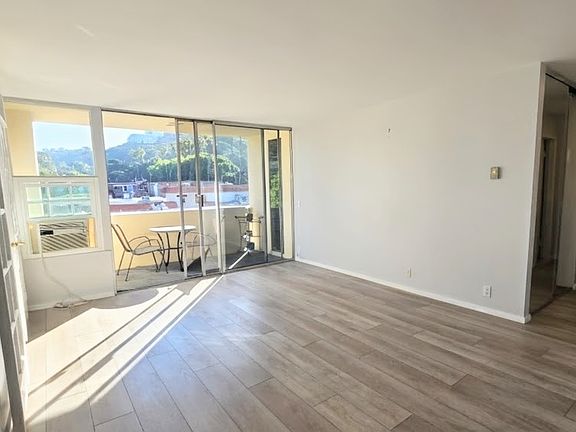 4th image of 2510 Torrey Pines Rd Unit 409