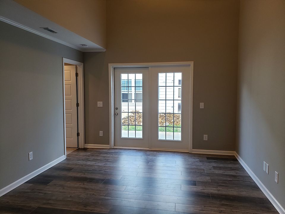 2nd image of 3215 Clemons Cir