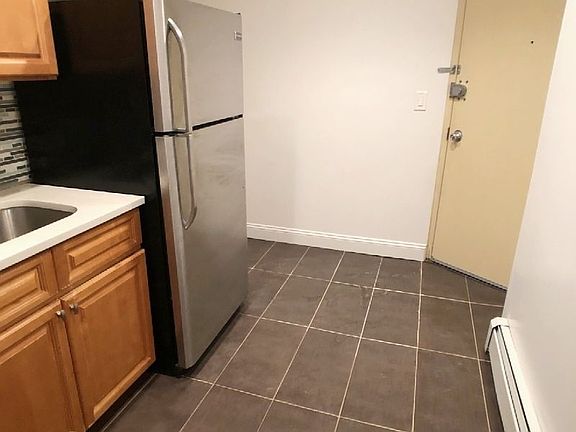 3rd image of 2543 38th St APT 1R