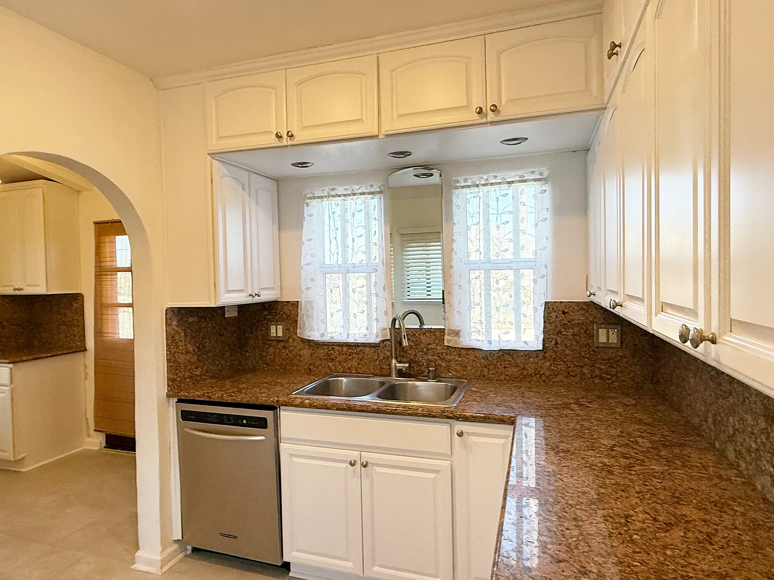 4 bed, 2.5 bath, 2294 sqft, $5,700 — Photo 4