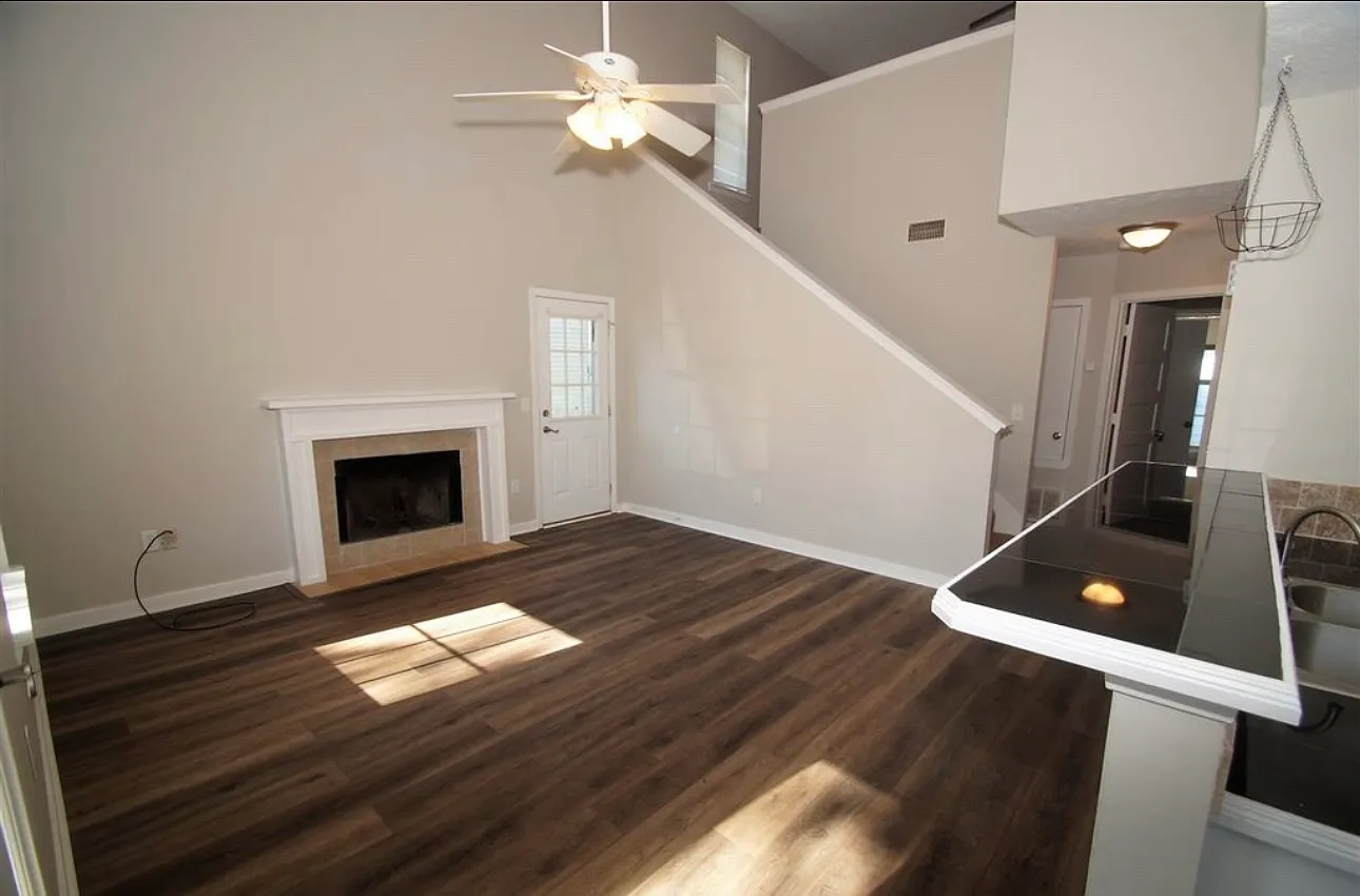 3 bed, 1200 sqft, $1,650 — Photo 2