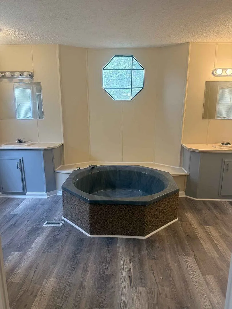 Newly Remodeled 2BDR/2BA Home — Photo 4