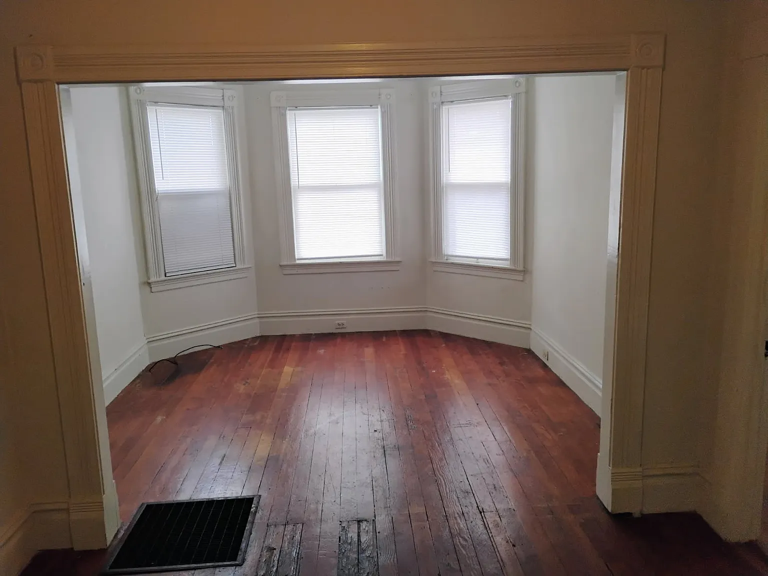 3 bed, 900 sqft, $2,100 — Photo 4