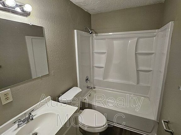 5th image of 11763 Wood Oak Ave Unit 2