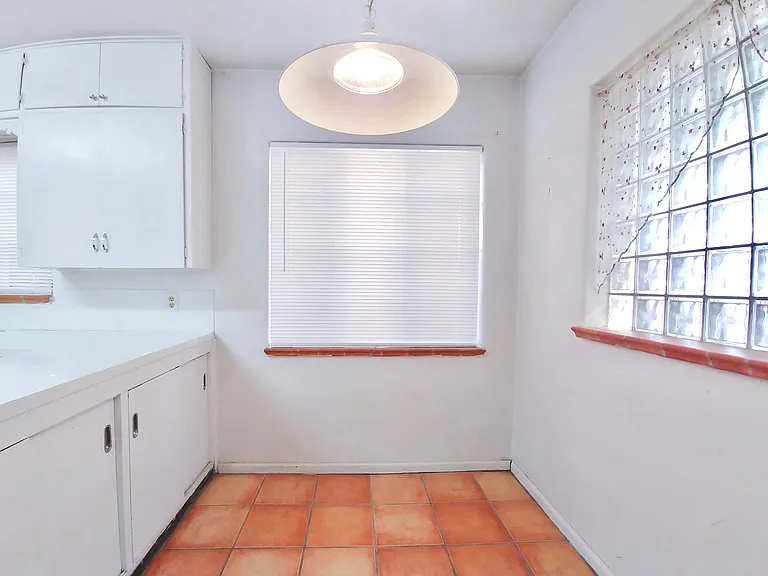 Super Cool Mid-Century Modern East Nob Hill Penthouse Suite with Views — Photo 62