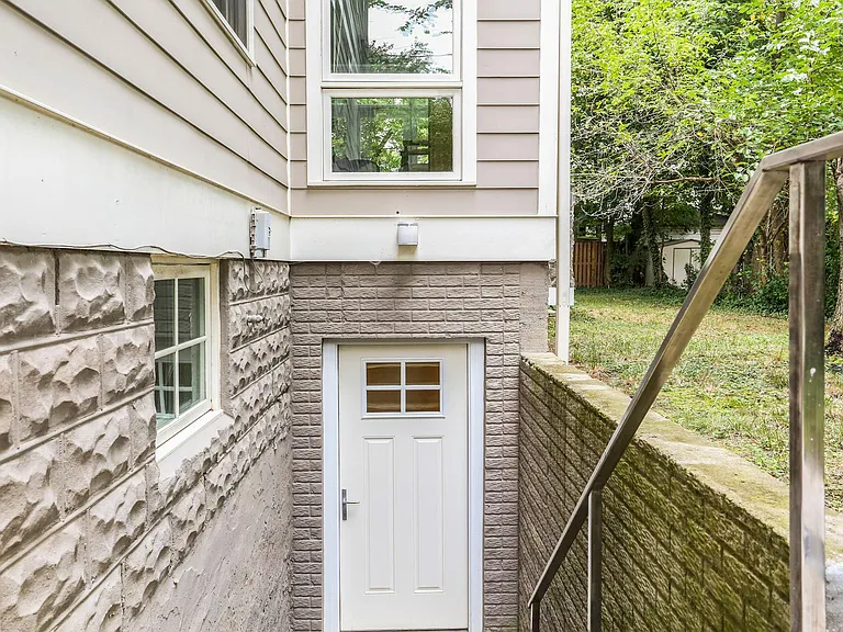 913 N Ivy St — Photo 16