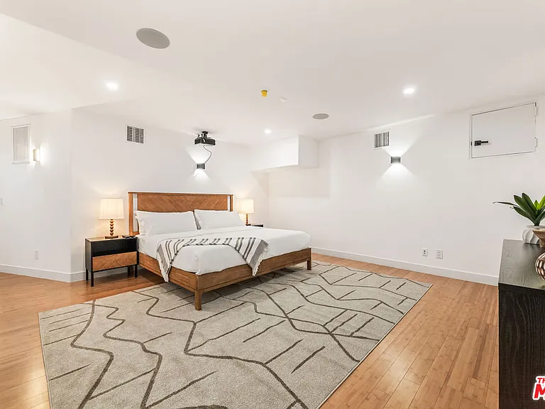 8425 Hillside Ave — Photo 43