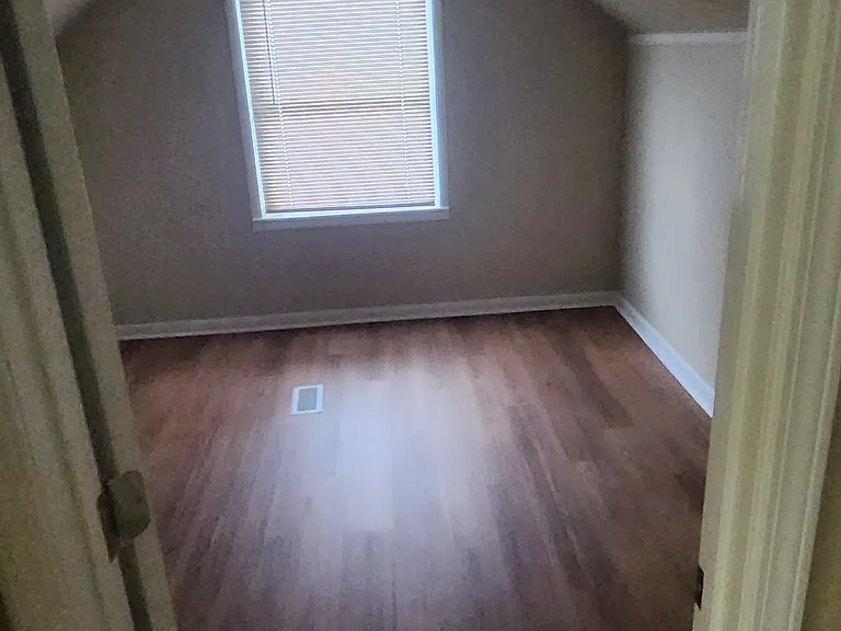 469 Locust Ave — Photo 2