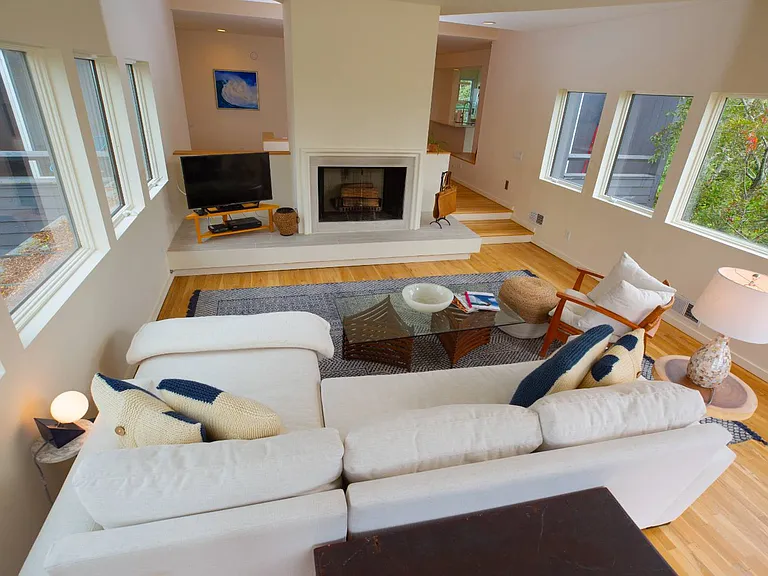 672 Daniels Ln — Photo 2