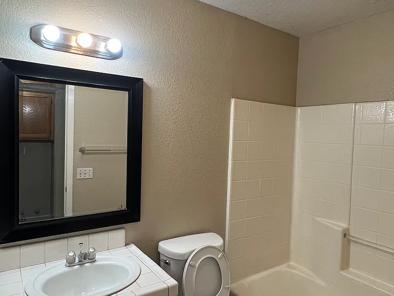 2752 Houston Ave — Photo 18