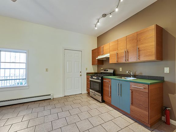 5th image of 313 Whiton St Floor 2