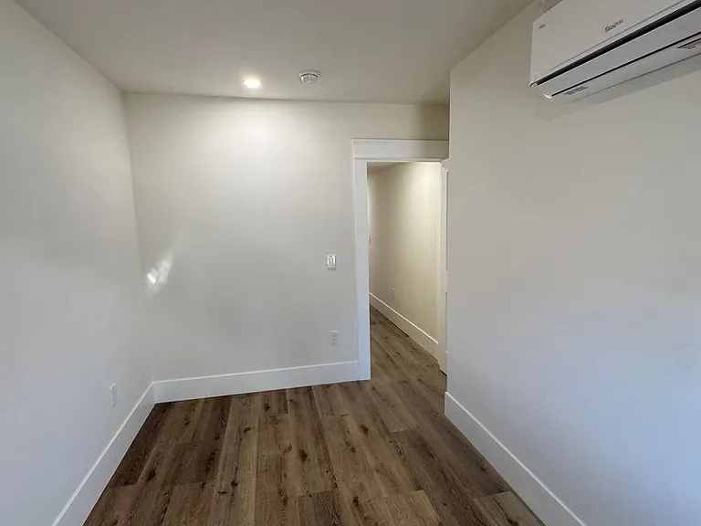 422 E Walnut — Photo 26