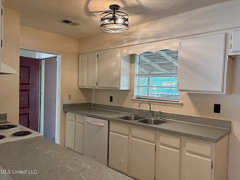 4908 Fairwood Dr — Photo 5