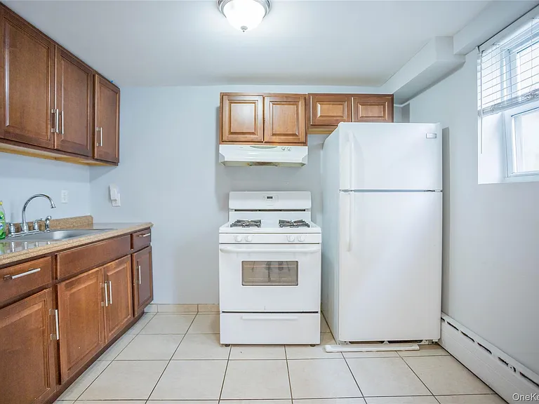 237 E Broadway #LOWER — Photo 8