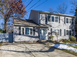 25 Euclid Ave, Massapequa, NY 11758