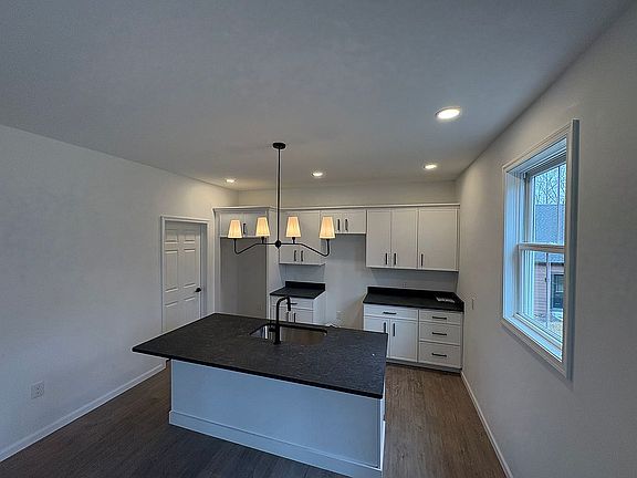 4th image of 729 Locust Grove Rd