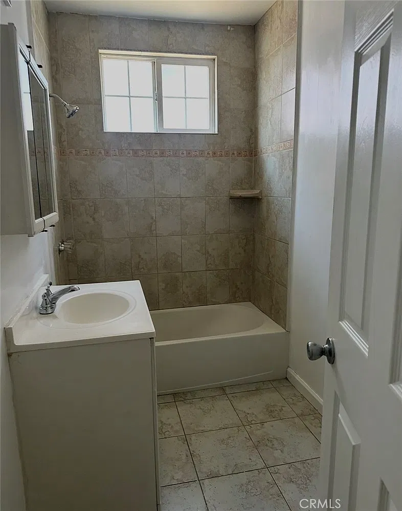 2 bed, 896 sqft, $2,600 — Photo 3