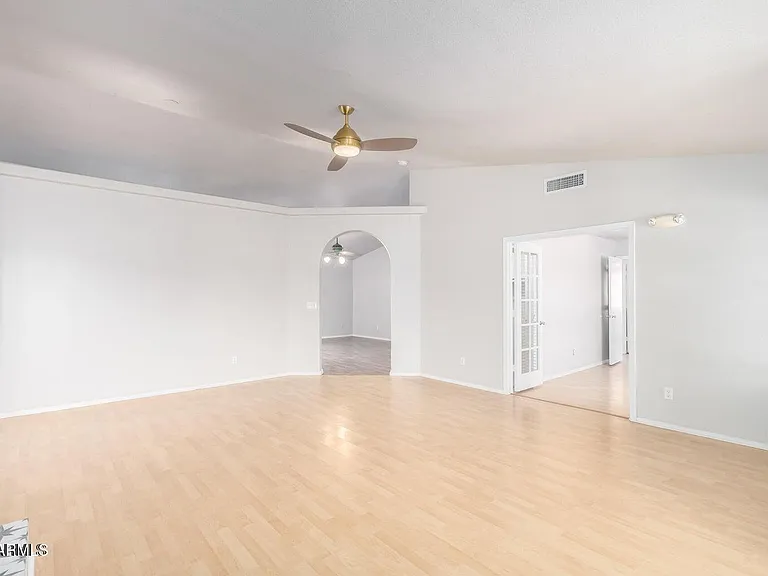 1924 E Sharon Dr — Photo 7