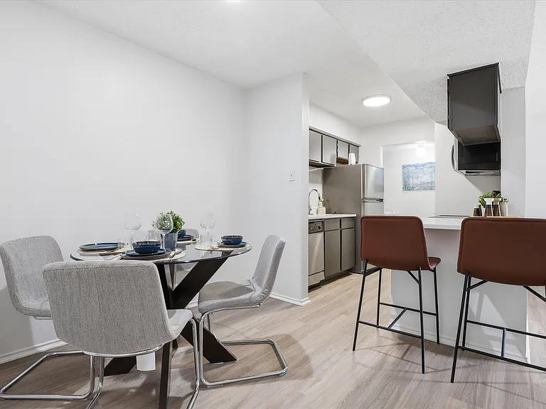 2 Bedroom, 2 Baths, Full size W/D
