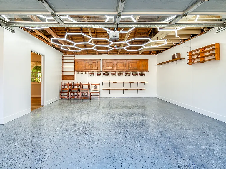 537 University Ave — Photo 31
