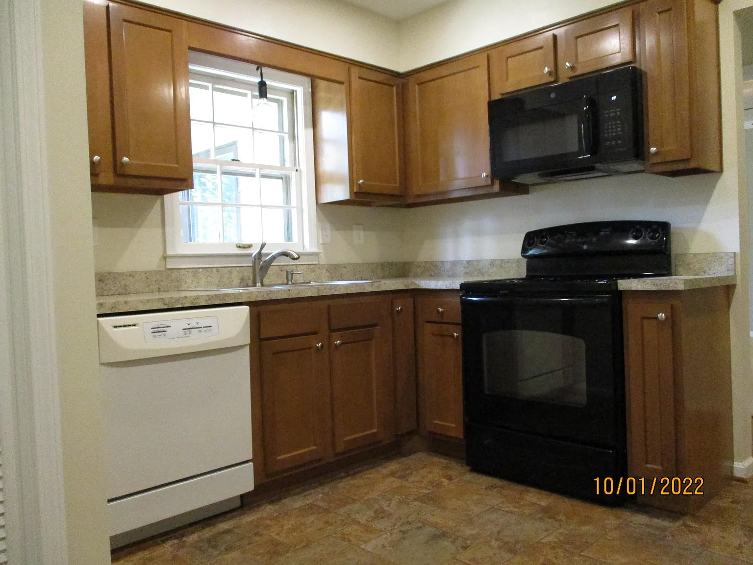 3 bed, 1.5 bath, 1612 sqft, $1,950 — Photo 4