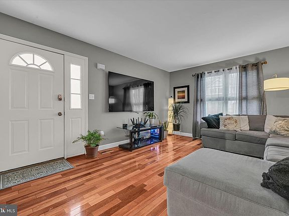 2nd image of 247 Bainbridge Cir