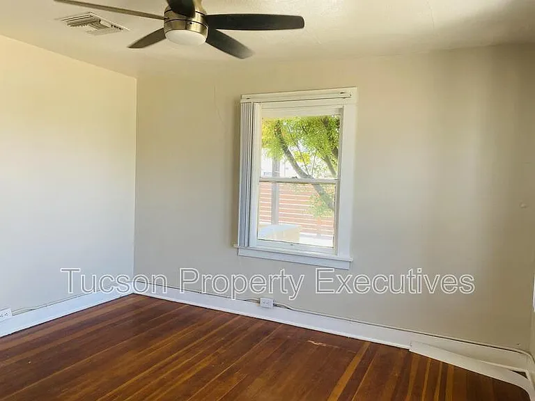 2632 N Stone Ave #9 — Photo 10