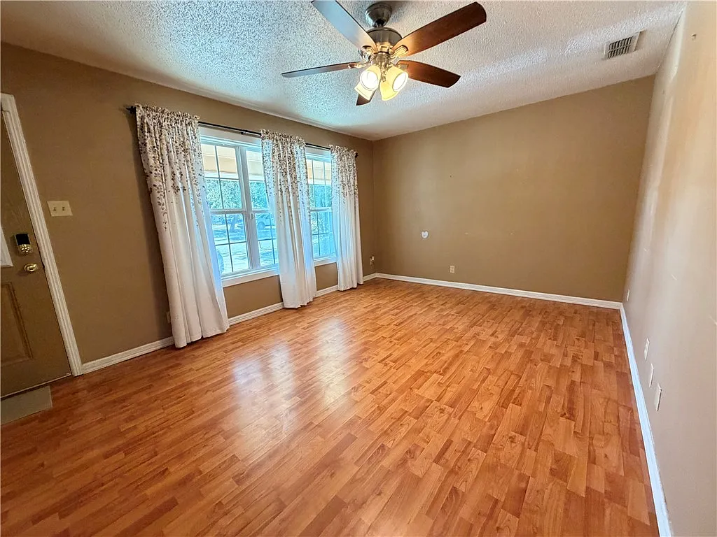 3 bed, 1.0 bath, 1040 sqft, $1,750 — Photo 3