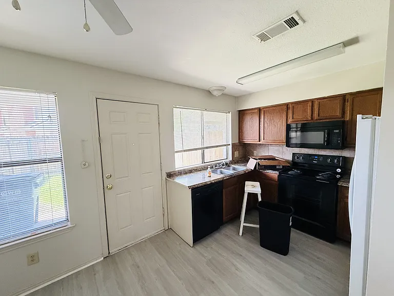 221 Meadow Ct #C — Photo 5