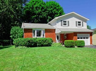 18 Meadowlark Dr, Latham, NY